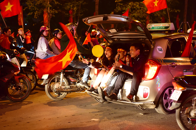 Đêm không ngủ của người hâm mộ bóng đá ở Hà Nội